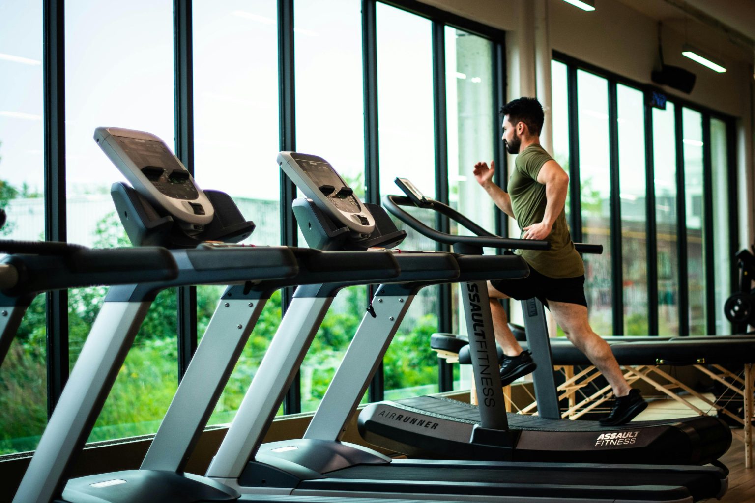 salle de sport moderne avec équipements variés et ambiance dynamique