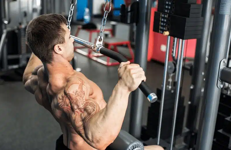 Maximisez vos entraînements : l'impact du pull-over sur la musculation
