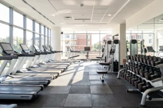 Intérieur lumineux d'une salle de sport avec machines et poids libres