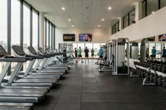 Vue panoramique d'une salle de musculation moderne en Bourgogne-Franche-Comté avec équipements complets et membres actifs