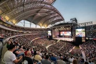 Vue panoramique de la fosse et des gradins du Stade de France lors d'un concert, illustrant la capacité et les zones acoustiques